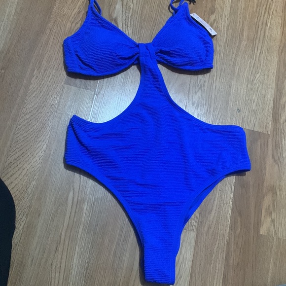 One piece bathing suit, wrinkle material. Adjustable on shoulders and back - Picture 3 of 3